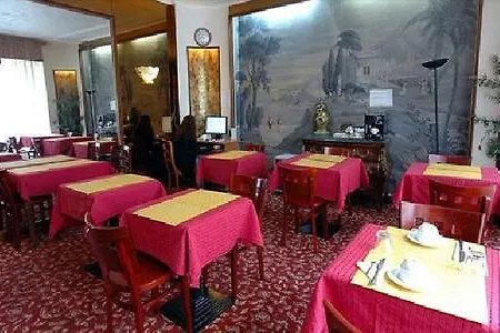 ホテル La Boetie 3*